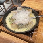 大衆酒場 ギョウザマン - 釜焼きチーズ餃子