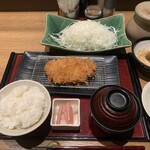 Tonkatsu Shinjuku Saboten - キャベツのボリュームっ！