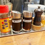 ラーメン 天外天 熊本駅店 - カウンター前の調味料