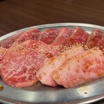 Iidabashi taishuu yakiniku baritonxtsu - 和牛カルビ上と普通のカルビ