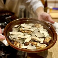 御幸町 田がわ - ❹松茸と鮑の飯蒸し
                    〜香りたつ岩手産松茸と柔らかく煮た鳥羽の鮑を飯蒸しで頂く贅沢な逸品。いやいや美味いなんてものではないくらい。
