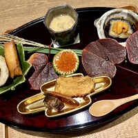 御幸町 田がわ - ❺八寸
                      〜天麩羅にした青森産の松茸、蓮根煎餅、炊いた子持ち鮎、無花果の田楽、干柿とチーズ粕漬けの春巻き、イクラ醤油漬け、長芋、コノワタの茶碗蒸し、千両茄子の揚げ浸しに生雲丹のせ。