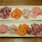 ディオ - まぐろたたき(解凍)刺身用 ねぎとろ 147g (税抜)291円 ,愛媛県産 真鯛短冊 刺身用(養殖) 96g (税抜)286円 ,チリ産 解凍銀さけ(養殖) 143g (税抜)511円 ,鳥取県産 天然はまち短冊 背 刺身用(養殖) 96g (税抜)398円 を、海鮮丼用にカットしました(2023.10.10)