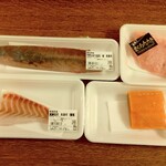 ディオ - まぐろたたき(解凍)刺身用 ねぎとろ 147g (税抜)291円 ,愛媛県産 真鯛短冊 刺身用(養殖) 96g (税抜)286円 ,チリ産 解凍銀さけ(養殖) 143g (税抜)511円 ,鳥取県産 天然はまち短冊 背 刺身用(養殖) 96g (税抜)398円 (2023.10.10)