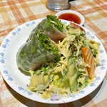 アジアンキッチンからうま - 生春巻き　付け添えのサラダもたっぷり、焼き茄子とカシューナッツの特製ドレッシング