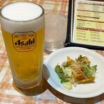 アジアンキッチンからうま - アサヒスーパードライ樽生中が440円は有り難い。鶏皮唐揚げは酒類注文でに漏れなく付くサービス品