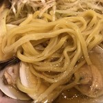 近江熟成醤油ラーメン 十二分屋 - 麺アップ