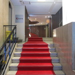 はし本 - レッドカーペットを奥に進んで行きます