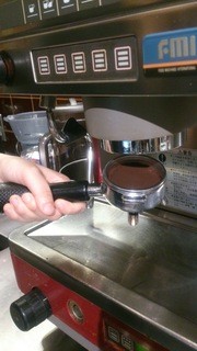 SQUARE Cafe - 一杯一杯、豆を挽き、手動式エスプレッソマシンで抽出