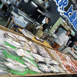 いきいき魚市の１番の人気店「上島商店」で毎日直接買い付ける魚