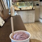 Hilo Homemade Ice Cream - 涼しい店内で一休み