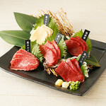 Assortment of 5 types of horse sashimi (red meat, fillet, loin, kone, short ribs)