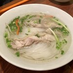 ベトナムちゃん - 鶏肉のフォー　　レモンと赤唐辛子が一切添えてありました