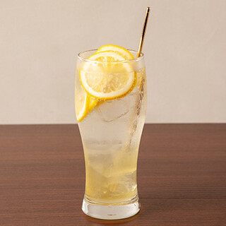 サッパリしたレモンサワー＆多彩なワインなど、お酒は種類豊富！