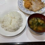 Endoresu - 日替わりランチ
                        ライス、サラダ、味噌汁付