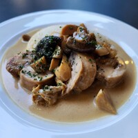 Bistro Buzz 赤坂 - 大山鶏モモ肉とキノコのフリカッセ クリームソース