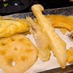 Tempura To Wain Kojima - 野菜天定食(税込690円)
                ①竹輪天②茄子③薩摩芋④蓮根
                
                ここから下は後載せ
                ⑤南瓜⑥エリンギ⑦茗荷 
                
                フライヤーで揚げられています
                チェーン店ならではの安定した味わいですね