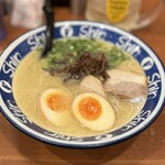 博多らーめん ShinShin - 煮卵入りラーメン