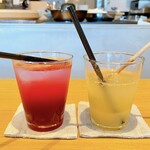 Okashi Tsukuru - 左:しそジュース、右:土佐ゆずドリンク(炭酸割り)