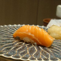 鮨 権左衛門 - キングサーモン藁焼き 和がらし