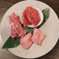 SATOブリアン 本店 - カメノコウ(上)、タン(下)、ハラミ(左)