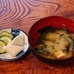 Oogizushi - 扇寿し ＠八重洲 ランチ さしみ定食に付く漬物と豆腐・若芽の味噌汁