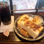 丸橋珈琲 - アイスコーヒー300円　シナモントースト250円