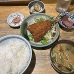 まぐろ屋 - 昼のランチ　日替わり定食　焼、煮、揚から選べる