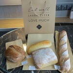 Annam Gourmet Market - 左のパンは友人が買ったパン