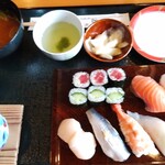 開山 - 妹たちは寿司膳1300円。茶碗蒸し、味噌汁、ガリ、アガリ付き♬