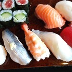 Kaiyama - お寿司アップ。サーモン、タコ、ホタテ、コハダ、エビ、鯛、鮪、鉄火巻、かっぱ巻の9種類♬