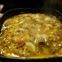 ぼたん - 鳥すき鍋の出汁で親子丼用を煮込み中