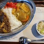 Fuugetsu Shokudou Owa - 麻婆茄子と黄色い昭和カレーの合いがけ。昭和カレーは万代バスセンターの兄弟の佇まい♡