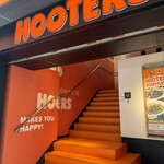 Hooters Ginza - オレンジ色が眩い階段)^o^(