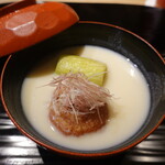 富小路 やま岸 - 和芥子入り蓮根餅の白味噌仕立ての椀物