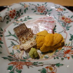 富小路 やま岸 - 明石真鯛の塩〆、大分県かます、大分県姫島雲丹のお造り