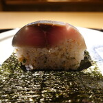 富小路 やま岸 - 鯖鮨を海苔ではさんで