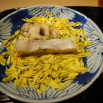 富小路 やま岸 - 舞茸と白甘鯛の菊花仕立て、香り付けに柚子の皮