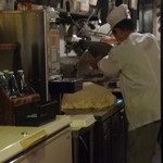 肉を切ってます