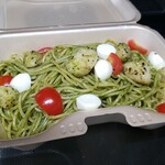 キッチン ブルー グローブ - 青じそパスタのアップ！、白いのはモッツァレラチーズでした！？