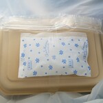 キッチン ブルー グローブ - 保冷剤、ポークが入ってます