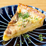 Quiche with figs and camembert cheese