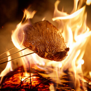 店内の囲炉裏で香ばしく焼き上げた囲炉裏焼き・藁焼きが自慢