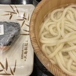 丸亀製麺 - シャケにぎりと釜揚げうどん。