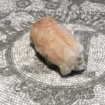 きう - エルメスのタルト皿にカマスの寿司