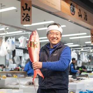 豊洲の名門仲卸、山治から毎日仕入れるこだわりのネタ！