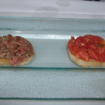 黒毛和牛のタルタルとフルーツトマトのブルスケッタ