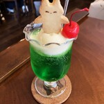 喫茶キツネ雨 - なつかしメロンクリームソーダ子ぎつねさんクッキートッピング