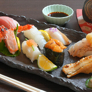 料理人がその日一番のネタで作る『本日の一番にぎり』がおすすめ