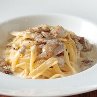 ポルチーニ茸のクリームソースの自家製タリアテッレ